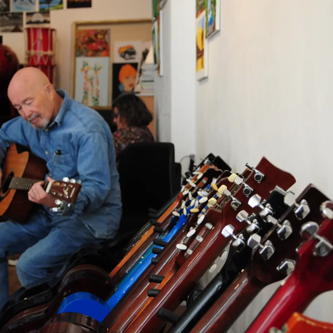 Someone who participate to a guitar class